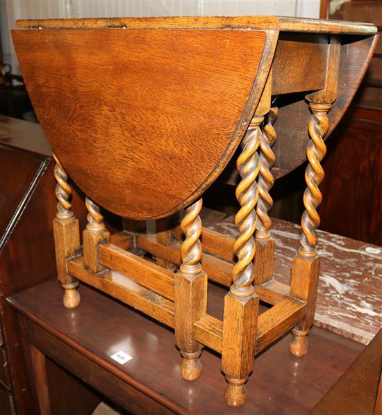 Smaller oak gateleg table